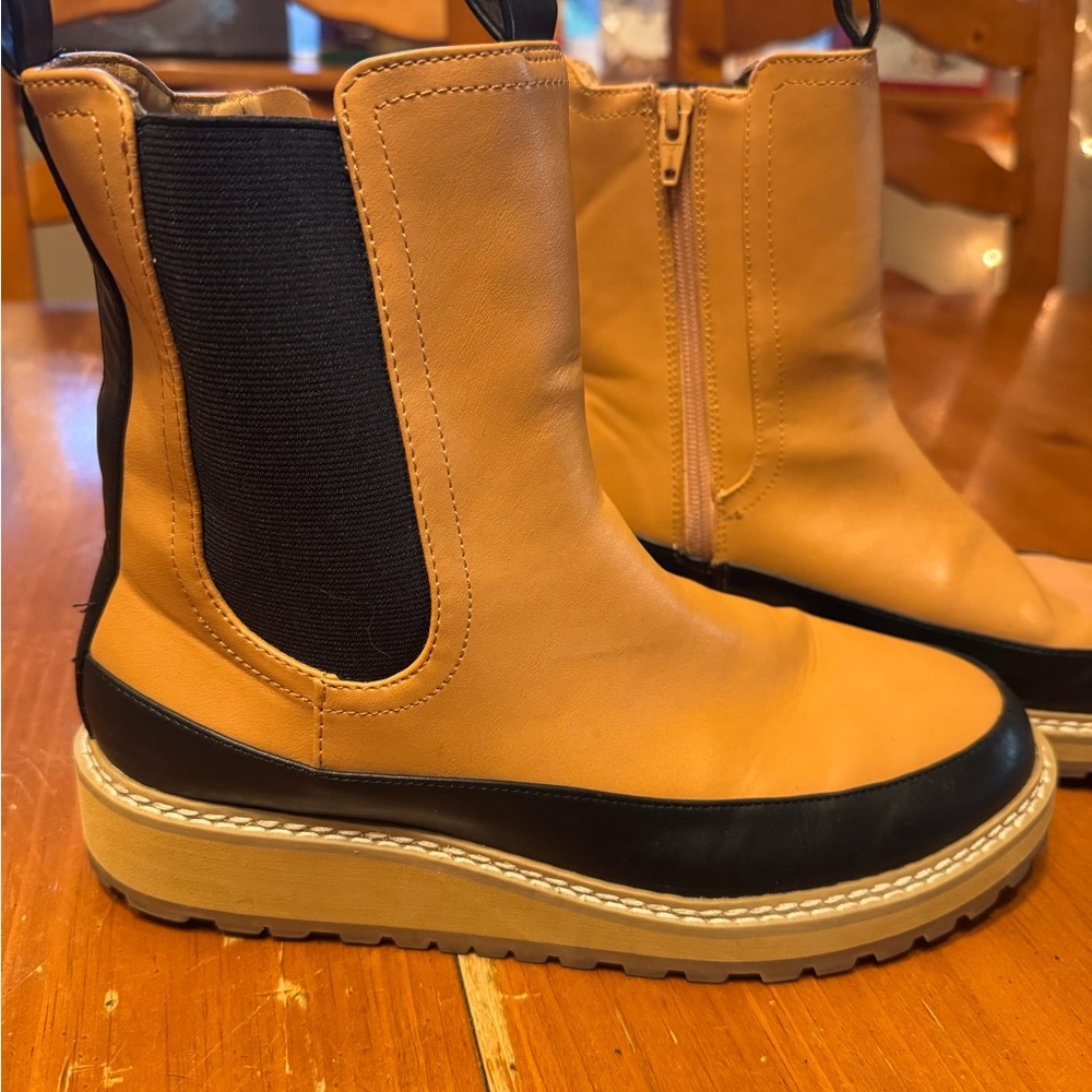 Super cute boots. With side zipper.